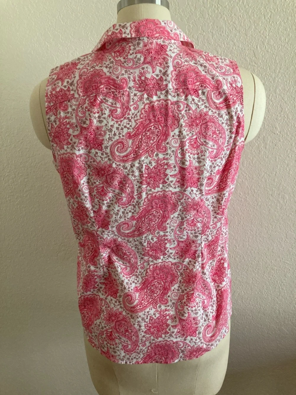 Talbots Pink and White Paisley Sleeveless Non-Iron Button-Down - Picture 4 of 8